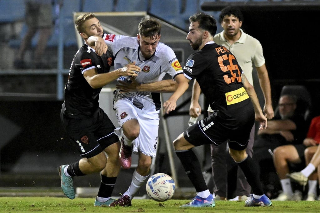 &lt;p&gt;Velika Gorica, 300824.&lt;br&gt;
Gradski stadion.&lt;br&gt;
Utakmica 5. kola SuperSport HNL-a, HNK Gorica - HNK Sibenik.&lt;br&gt;
Na fotografiji: Luka Kapulica, Srefan Peric.&lt;/p&gt;