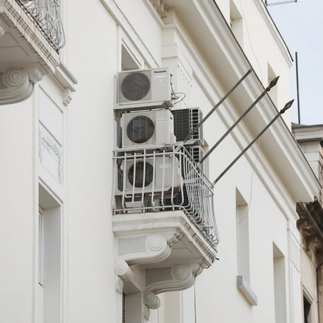 &lt;p&gt;Vanjske jedinice klima uređaja ‘utrpane‘ na balkon na fasadi u Marmontovoj ulici, jednoj od najatraktivnijih u Splitu&lt;/p&gt;