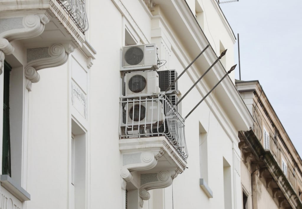 &lt;p&gt;Vanjske jedinice klima uređaja ‘utrpane‘ na balkon na fasadi u Marmontovoj ulici, jednoj od najatraktivnijih u Splitu&lt;/p&gt;