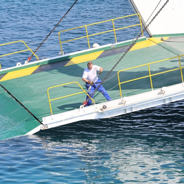 &lt;p&gt;Radnici na rampi koja je i dalje spuštena prema moru&lt;/p&gt;