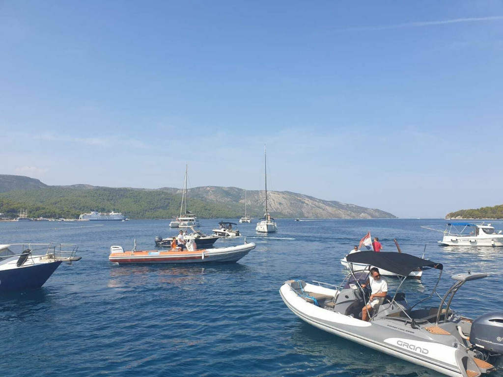 &lt;p&gt;Stari Grad popularan je među jedrilicama i jahtama za iznajmljivanje, ali ovi su morali pronaći drugu luku&lt;/p&gt;