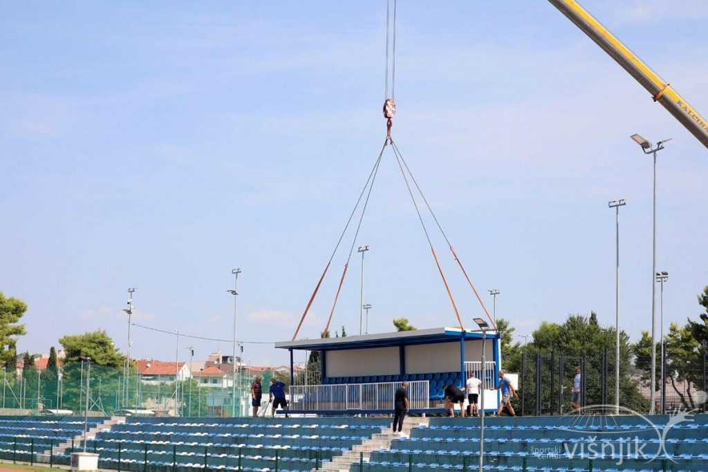 &lt;p&gt;Na Višnjiku novi reflektori i montažna tribina s nadstrešnicom - priprema za domaće utakmice HNK Zadra?&lt;/p&gt;