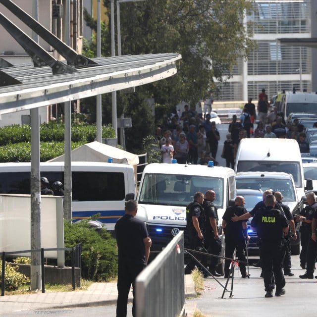 &lt;p&gt;Zagreb, 030924.&lt;br&gt;
Naoruzani muskarac upao u KBC Zagreb. U bolnicu stigla interventna policija.&lt;br&gt;