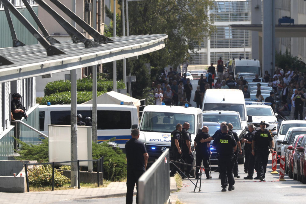 &lt;p&gt;Zagreb, 030924.&lt;br&gt;
Naoruzani muskarac upao u KBC Zagreb. U bolnicu stigla interventna policija.&lt;br&gt;