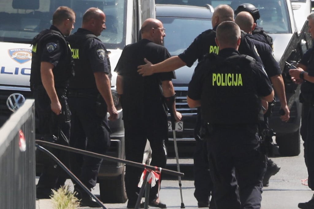 &lt;p&gt;Policija privodi osumnjičenog muškarca&lt;/p&gt;