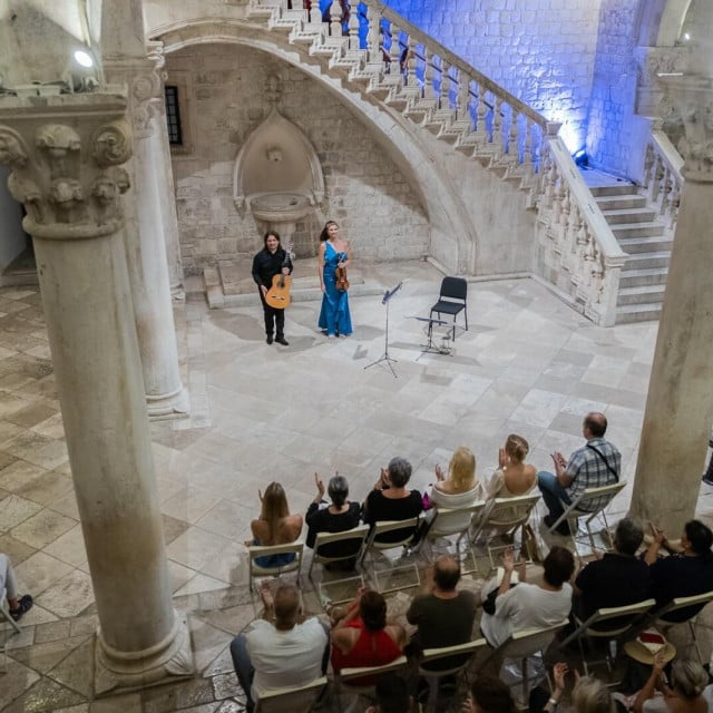 &lt;p&gt;Violinistica Dora Kamber i gitarist Pero Škobelj održali su recital u atriju Kneževa dvora&lt;/p&gt;