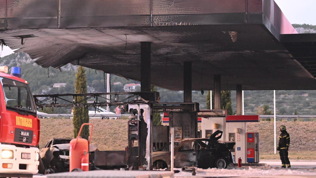 &lt;p&gt;Na odmorištu Mosor, između čvorova Dugopolje i Blato na Cetini na autocesti A1 kod mjesta Trnbusi, doslo je do eksplozije na benzinskoj postaji &lt;/p&gt;