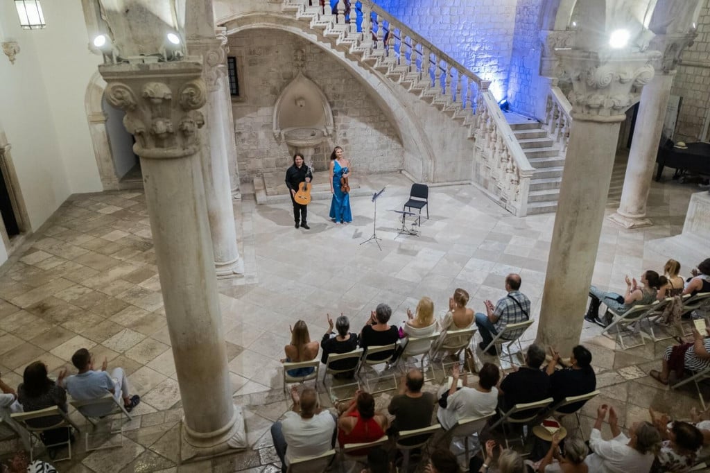 &lt;p&gt;Violinistica Dora Kamber i gitarist Pero Škobelj održali su recital u atriju Kneževa dvora&lt;/p&gt;