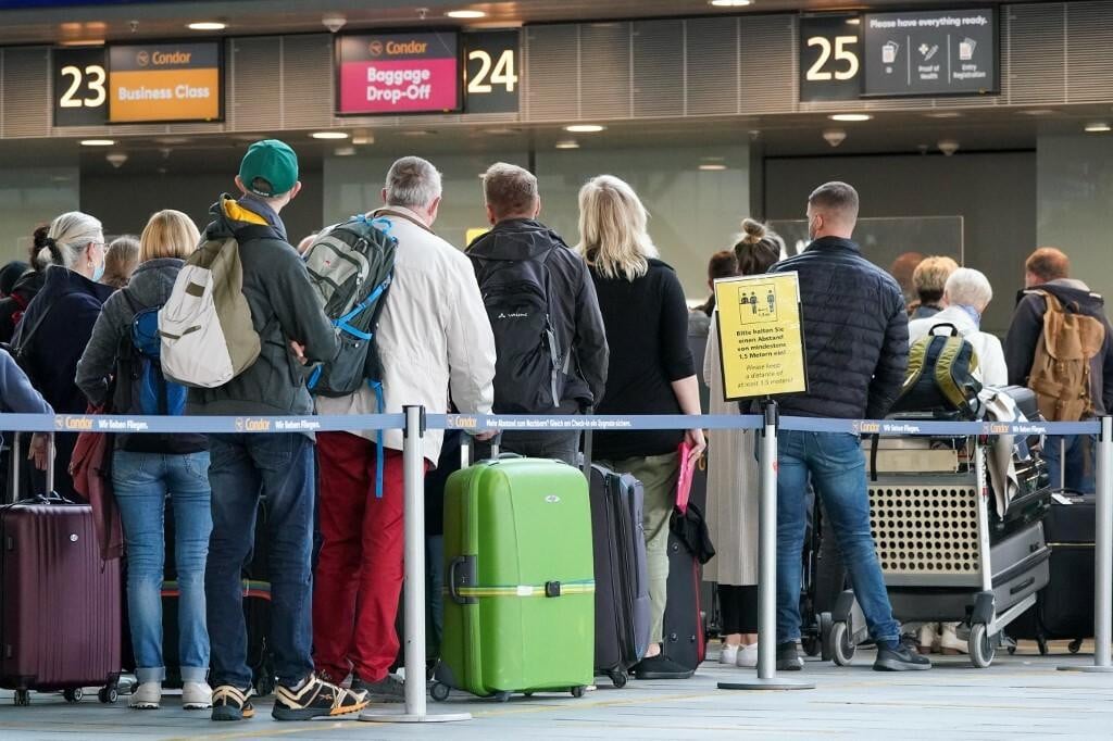 &lt;p&gt;16 October 2021, Saxony, Schkeuditz: Travellers wait with their luggage at check-in at Leipzig/Halle Airport. The first weekend of the autumn holidays in Saxony is a busy time at the airport. A total of 50 planes are taking off from Leipzig/Halle and Dresden Airports in Saxony on Saturday and Sunday to holiday destinations such as Spain, Turkey, Greece and Italy. Photo: Peter Endig/dpa-Zentralbild/dpa (Photo by PETER ENDIG/dpa-Zentralbild/dpa Picture-Alliance via AFP)&lt;/p&gt;