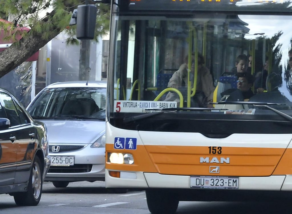 &lt;p&gt;Dubrovnik, 100112.&lt;br&gt;
Ogorcenje zitelja od Ilijine Glavice preko Viktorije do Ploca izazvala je promjena rute linije broj 5 gradskog prometnog poduzeca Libertas na relaciji Viktorija - Babin kuk s kojom vie ne mogu do Opce bolnice na Medarevu. Umjesto toga od ovoga tjedna petica skrece do novog naselja na vrhu Babina kuka.&lt;br&gt;