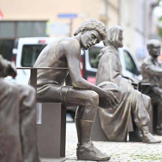 &lt;p&gt;Neuruppin, Njemacka, 130624.&lt;br&gt;
Skulpture slavnih Hrvata u centru grada. Izlozene su skulpture Drazena Petrovica, Marca Pola, Nikole Tesle, Slavoljuba Penkale, Ivana Mestrovica i Rudjera Boskovica.&lt;br&gt;