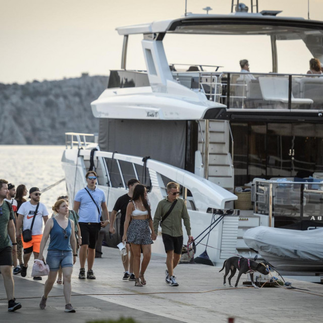 &lt;p&gt;Sibenik, 050924.&lt;br&gt;
Turisti u setnji rivom s mnogo privezanih brodova prije najavljenje promjene vremena.&lt;br&gt;