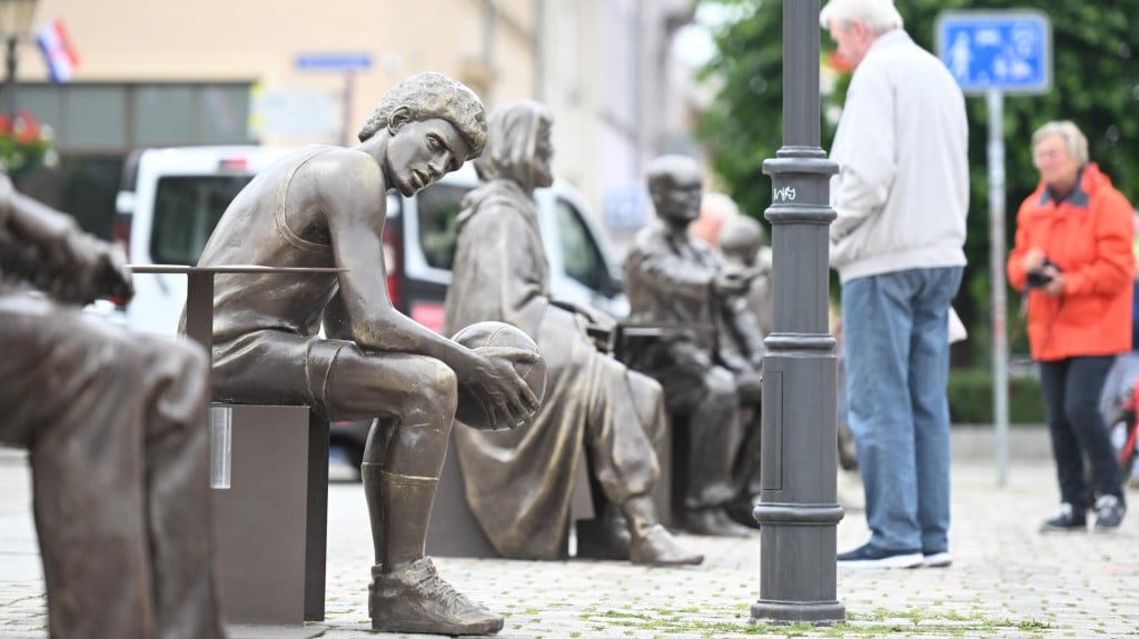 &lt;p&gt;Neuruppin, Njemacka, 130624.&lt;br&gt;
Skulpture slavnih Hrvata u centru grada. Izlozene su skulpture Drazena Petrovica, Marca Pola, Nikole Tesle, Slavoljuba Penkale, Ivana Mestrovica i Rudjera Boskovica.&lt;br&gt;