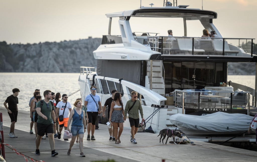 &lt;p&gt;Sibenik, 050924.&lt;br&gt;
Turisti u setnji rivom s mnogo privezanih brodova prije najavljenje promjene vremena.&lt;br&gt;