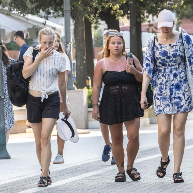 &lt;p&gt;Dubrovnik, 070924&lt;br&gt;
Gradjani i tursti u setnji uvalom Lapad.&lt;br&gt;