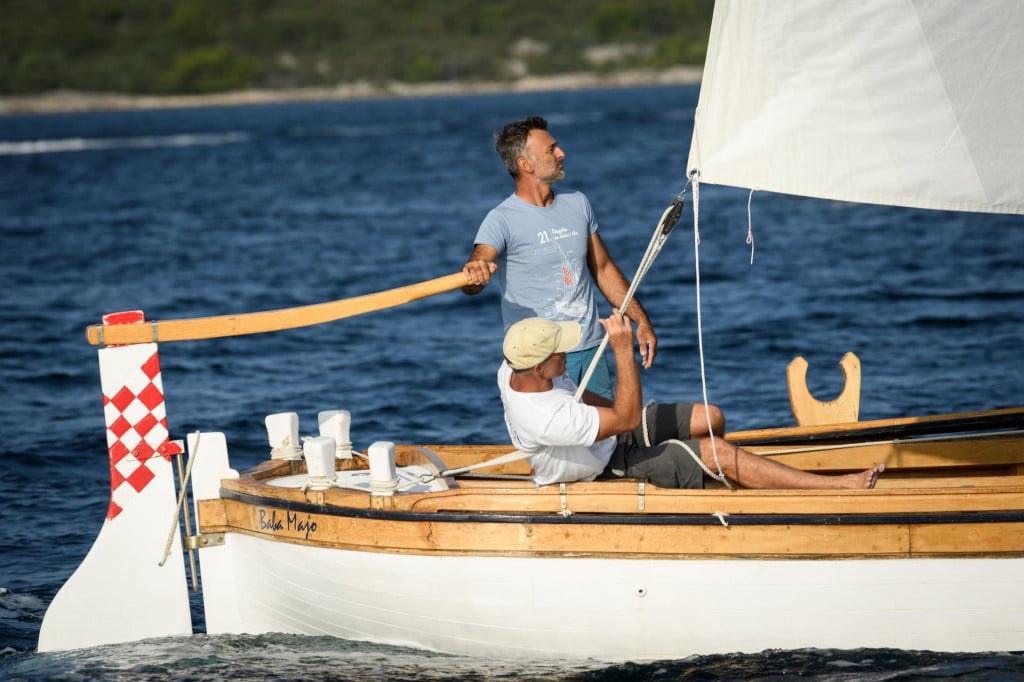 &lt;p&gt;Murter, 011023.&lt;br&gt;
Na lanjskoj 26. regata tradicionalnih plovila Latinsko  jedrilo je preko 80 gajeta, leuta i kaica.&lt;br&gt;
Na fotografiji: pobjednik Tomislav Basic.&lt;br&gt;