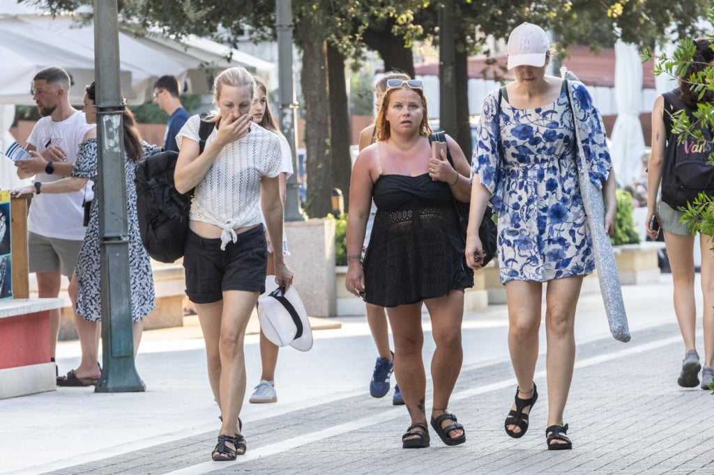 &lt;p&gt;Dubrovnik, 070924&lt;br&gt;
Gradjani i tursti u setnji uvalom Lapad.&lt;br&gt;