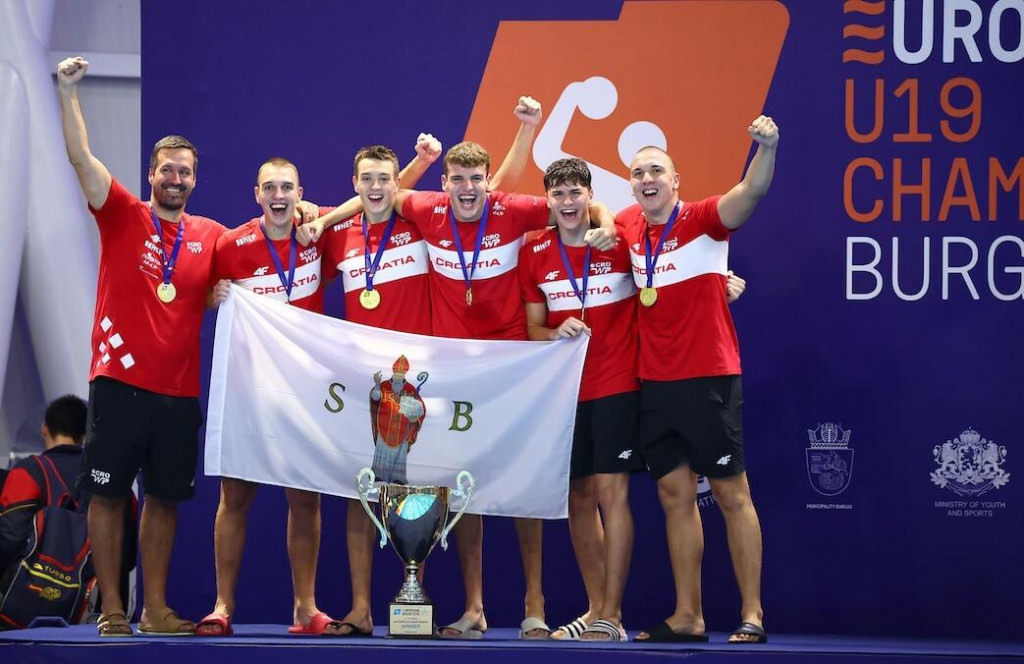 &lt;p&gt;Bandjera svetog Vlaha, pokal prvaka i zlatne medalje oko vrata hrvatskih reprezentativaca, članova Jug Adriatic osiguranja - Igor Računica, Mauro Prkoča, Maro Šušić, Vlaho Pavlić, Ante Jerković i Ivuša Burđelez&lt;/p&gt;