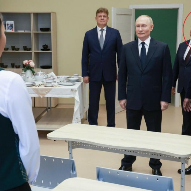 &lt;p&gt;Vladimir Putin i ravnatelj škole (u crvenom krugu)&lt;br&gt;
 &lt;/p&gt;