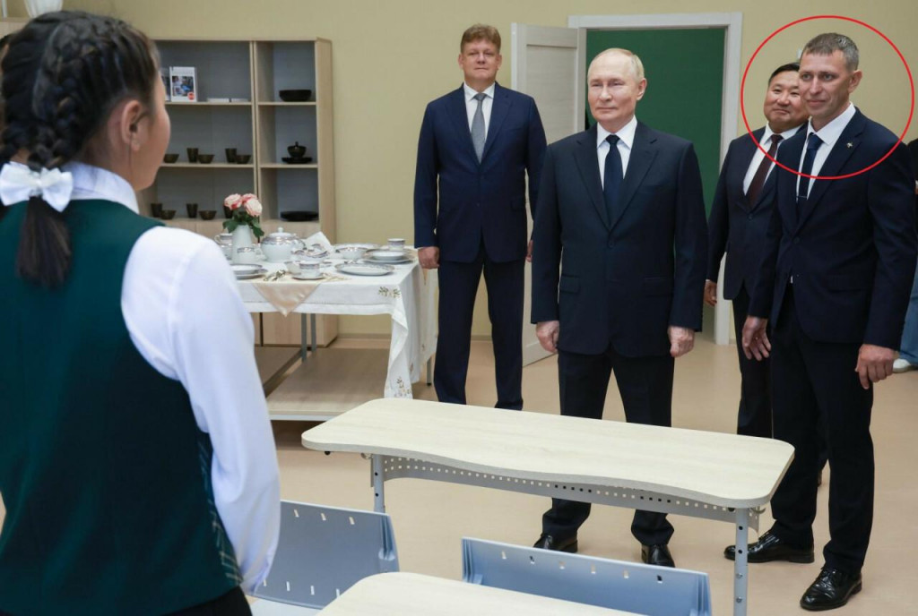 &lt;p&gt;Vladimir Putin i ravnatelj škole (u crvenom krugu)&lt;br&gt;
 &lt;/p&gt;