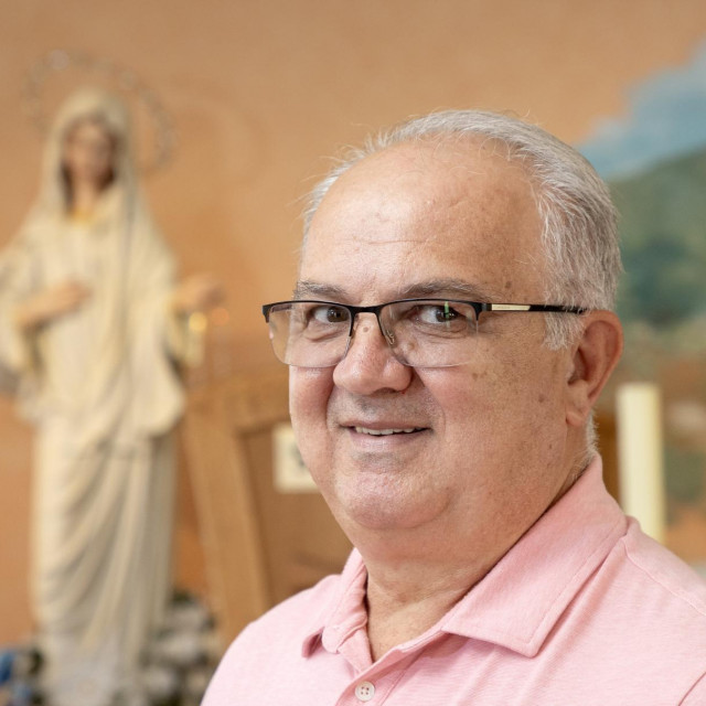 <p>Ivan Dragičević: Za ukazanja, Gospa&nbsp;nikad ne stoji na zemlji. Zna moliti i na svome aramejskom jeziku, razgovaramo uvijek hrvatski&nbsp;</p>