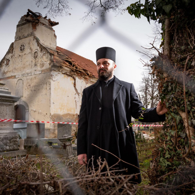 &lt;p&gt;Paroh Saša Umićević ustaške grafite povezuje s nesporazumom oko postavljanja hrvatske zastave na krov upravne zgrade, koja se obnavlja nakon potresa&lt;/p&gt;