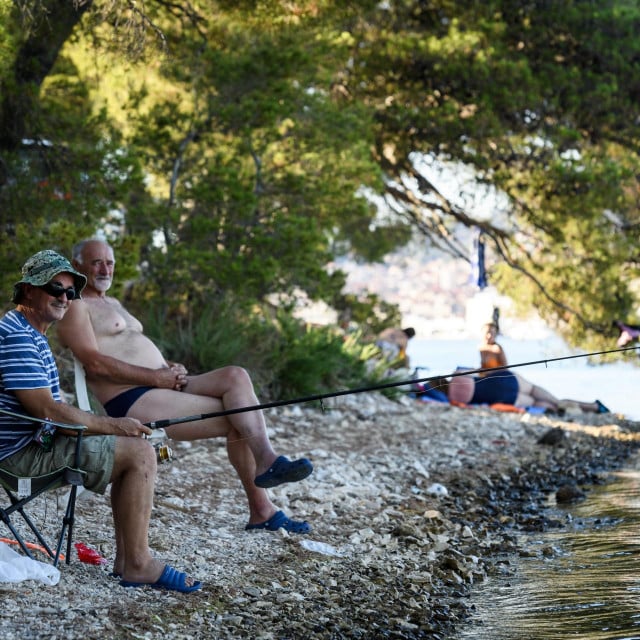 &lt;p&gt;Umjesto raja koji bi čovjek s pravom mogao očekivati u tom neobičnom krajoliku gdje se miješaju more i rijeka Krka, u Dubokoj vas svuda dočekuje smeće...&lt;/p&gt;