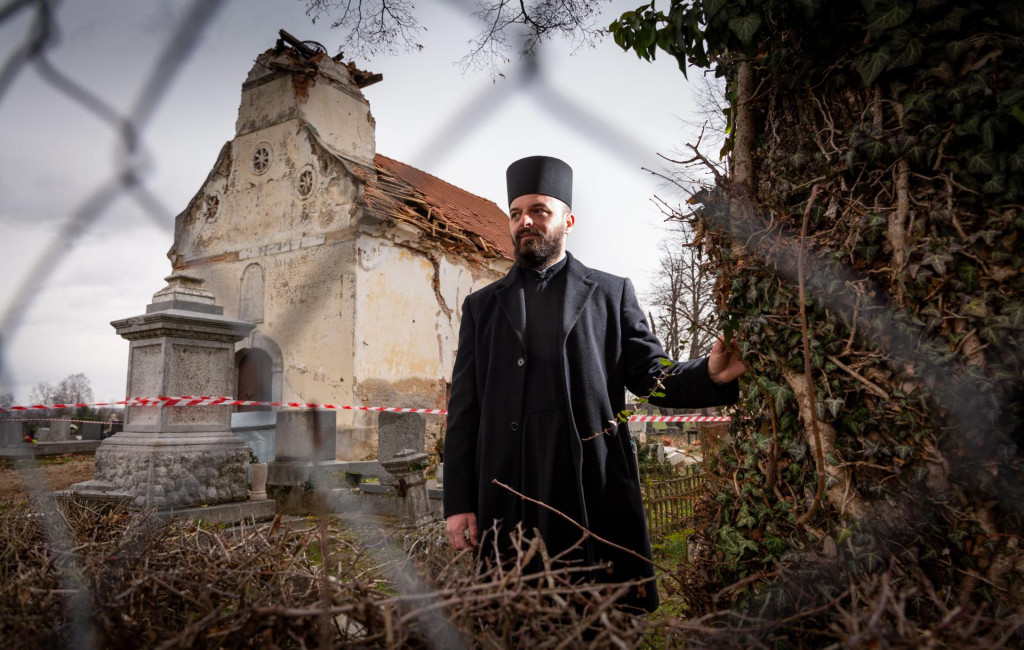 &lt;p&gt;Paroh Saša Umićević ustaške grafite povezuje s nesporazumom oko postavljanja hrvatske zastave na krov upravne zgrade, koja se obnavlja nakon potresa&lt;/p&gt;