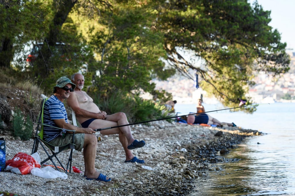 &lt;p&gt;Umjesto raja koji bi čovjek s pravom mogao očekivati u tom neobičnom krajoliku gdje se miješaju more i rijeka Krka, u Dubokoj vas svuda dočekuje smeće...&lt;/p&gt;