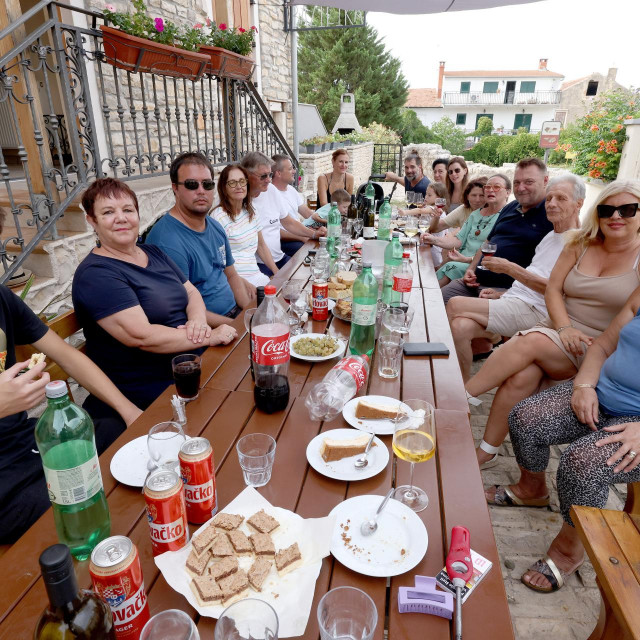 &lt;p&gt;(S LIJEVA NA DESNO): Roko Poljak, Ana Nimac, Mate Topić, Mirjana Tolić, Zvonko Tolić, Branimir Strpić, Petara Strpić, Nina Poljak, Sandro Tolić, Marina Topić, Dijana Strpić, Anastazija Strpić, Vlatka Tolić, Vesna Tolić, dr. Eddie Stamičar, dr. Zoran Tolić, Ivana Stamičar, Vesna Šekulin&lt;/p&gt;