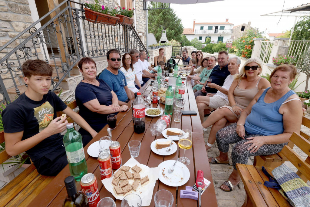 &lt;p&gt;(S LIJEVA NA DESNO): Roko Poljak, Ana Nimac, Mate Topić, Mirjana Tolić, Zvonko Tolić, Branimir Strpić, Petara Strpić, Nina Poljak, Sandro Tolić, Marina Topić, Dijana Strpić, Anastazija Strpić, Vlatka Tolić, Vesna Tolić, dr. Eddie Stamičar, dr. Zoran Tolić, Ivana Stamičar, Vesna Šekulin&lt;/p&gt;