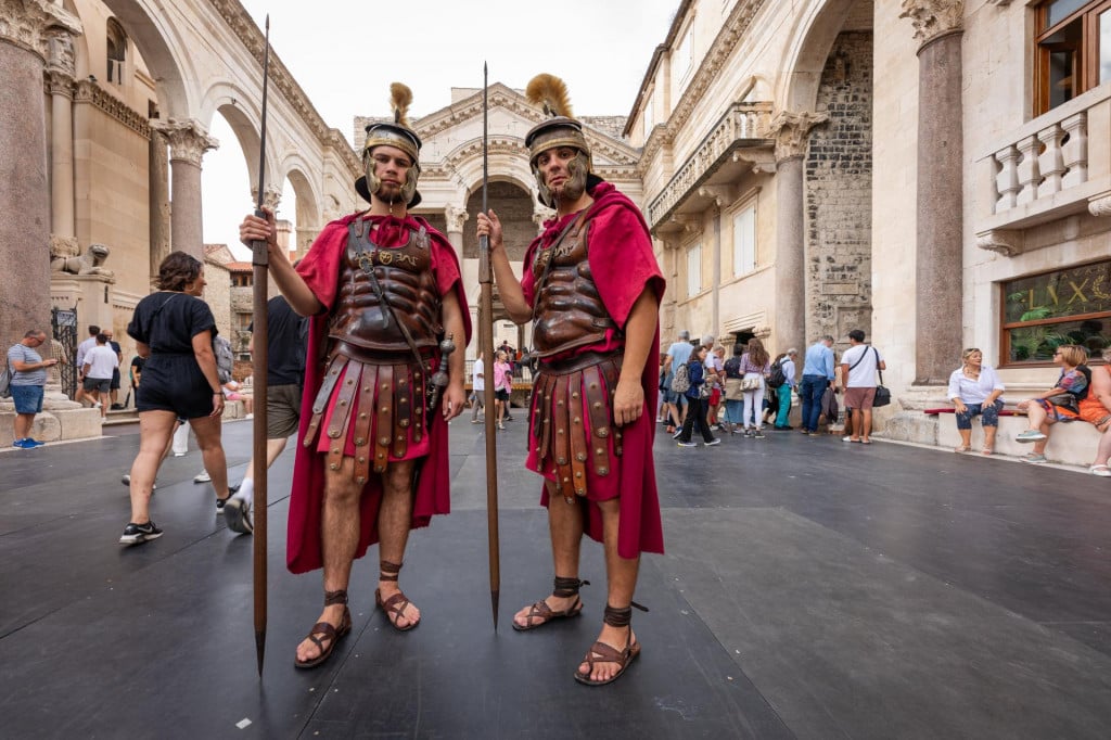 &lt;p&gt;Na Peristilu se obavljaju pripreme za subotnju svečanost kojom će se obiljeziti 45. godišnjica uvrštavanja Splita na listu UNESCO-a&lt;/p&gt;