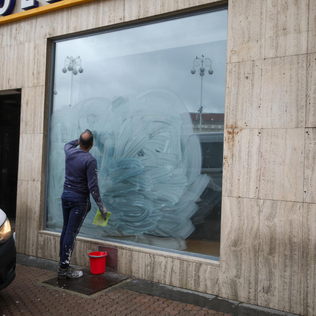 &lt;p&gt;Na glavnom trgu glavnog grada i na još nekoliko lokacija osvanuo je u petak ujutro grafit “Ubij ženu”...&lt;/p&gt;