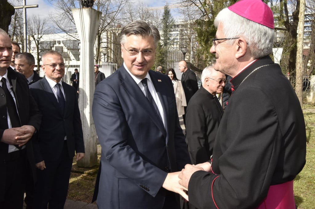 &lt;p&gt;Banjolučkom biskupu Željku Majiću&lt;strong&gt; &lt;/strong&gt;dodijeljeno je 180.000 eura za obnovu glasovite trapističke opatije Marija Zvijezda&lt;/p&gt;