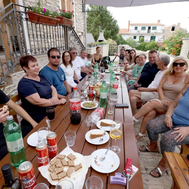 &lt;p&gt;Biograd, 080924. Svake prve nedjelje u rujnu skupe se susjedi u ulici Sv. Ivana u srcu Biograda na zajednickom rucku. Blaguju na ulici, pricaju, smiju se, jedu i druze do vecernjih sati.