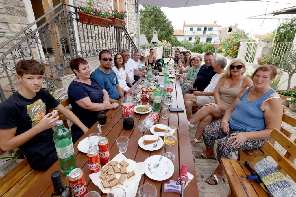 &lt;p&gt;Biograd, 080924. Svake prve nedjelje u rujnu skupe se susjedi u ulici Sv. Ivana u srcu Biograda na zajednickom rucku. Blaguju na ulici, pricaju, smiju se, jedu i druze do vecernjih sati.