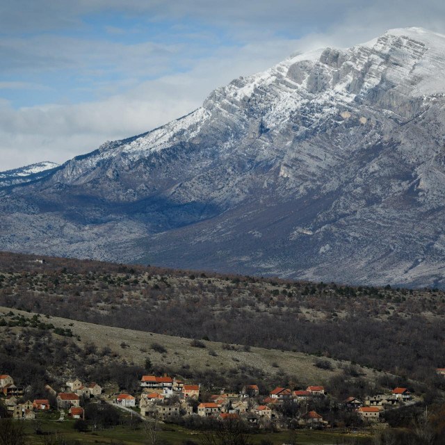 &lt;p&gt;&lt;br&gt;
Pogled na snijezne vrhove planine Dinare, vrh Sinjal 1831 metar najvisi vrh Hrvatske i selo Cetina u podnozju.&lt;br&gt;
 &lt;/p&gt;