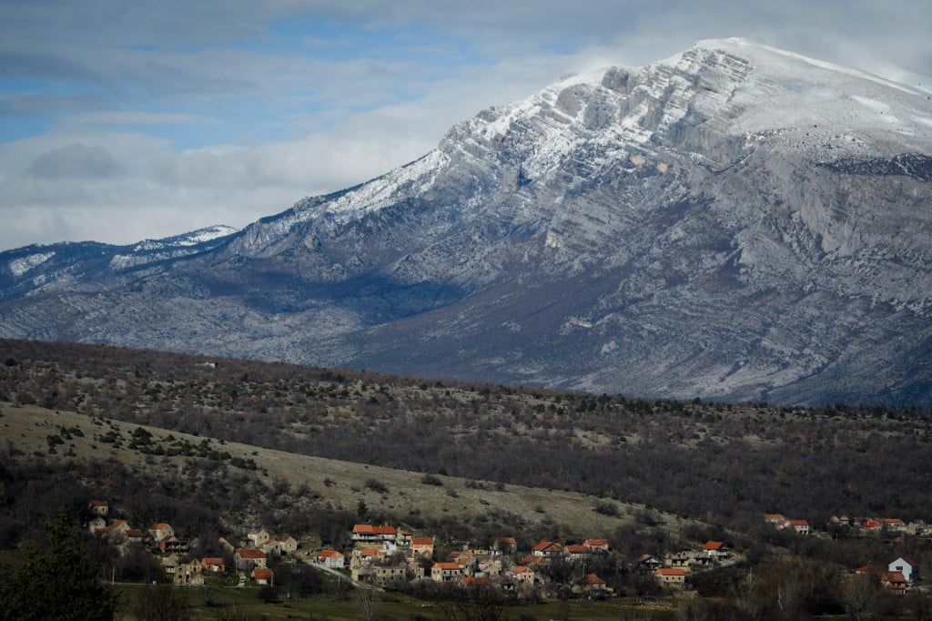 &lt;p&gt;&lt;br&gt;
Pogled na snijezne vrhove planine Dinare, vrh Sinjal 1831 metar najvisi vrh Hrvatske i selo Cetina u podnozju.&lt;br&gt;
 &lt;/p&gt;