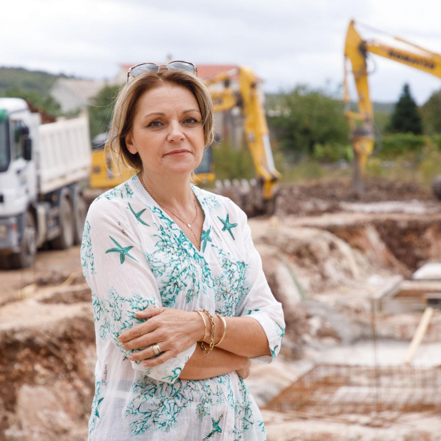 &lt;p&gt;Na fotografij: Nada Utrobičić, ravnateljica osnovne škole na gradilištu dvorane&lt;/p&gt;