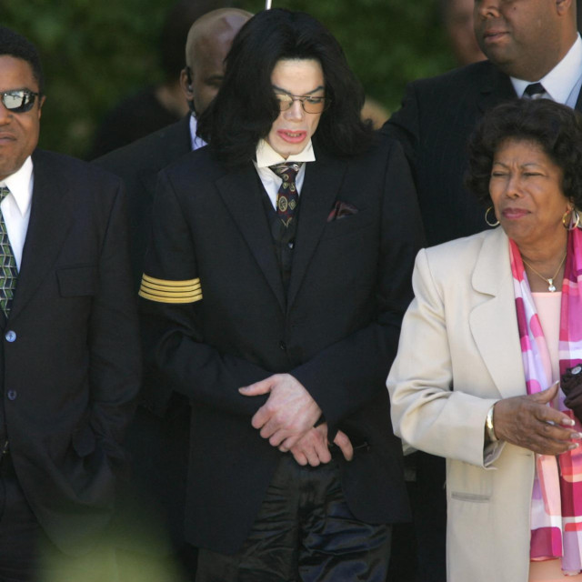 &lt;p&gt;Tito Jackson, njegov brat Michael i njihova majka Katherine 2005 godine&lt;/p&gt;