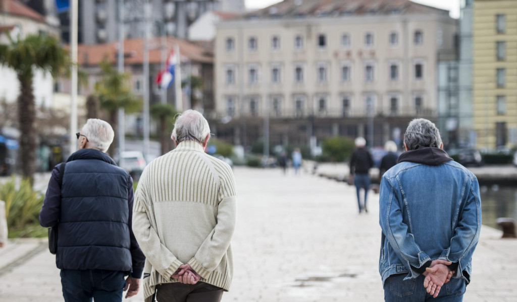 &lt;p&gt;U utorak 17. rujna počinje isplata nacionalne naknade od 150 eura za starije osobe za kolovoz korisnicima računa otvorenih u poslovnim bankama&lt;/p&gt;