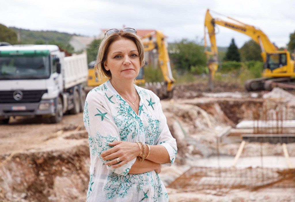 &lt;p&gt;Na fotografij: Nada Utrobičić, ravnateljica osnovne škole na gradilištu dvorane&lt;/p&gt;