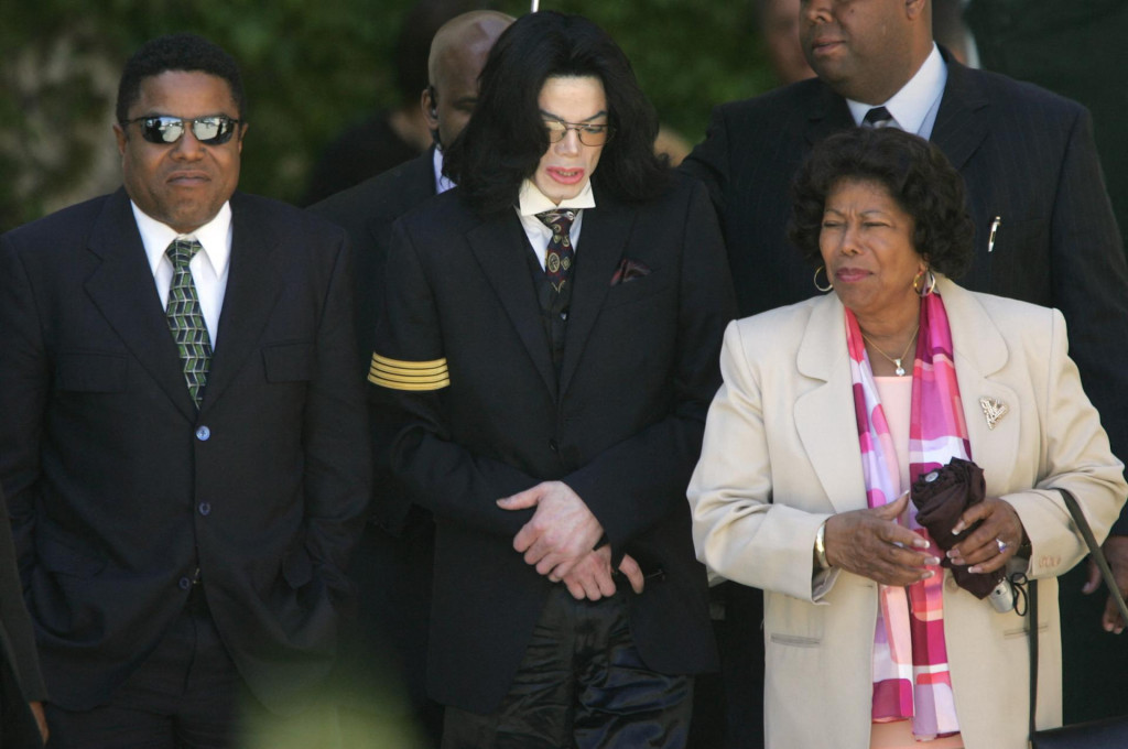 &lt;p&gt;Tito Jackson, njegov brat Michael i njihova majka Katherine 2005 godine&lt;/p&gt;