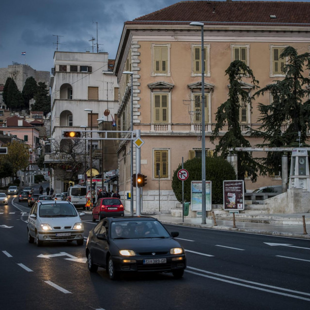 &lt;p&gt;U naredna dva dana, točnije sutra te osobito u četvrtak utjecaj ciklone će biti sve izraženiji pa uz pretežno oblačno vrijeme kiša, pljuskovi i neverini će biti česta pojava.&lt;/p&gt;