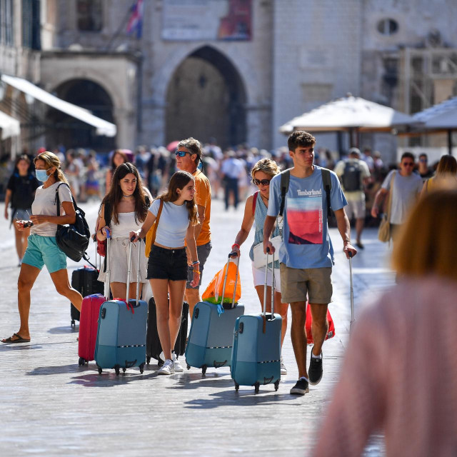 &lt;p&gt;U okolnostima overturizma sve više lokalnog stanovništva  izbačeno je s tržišta nekretnina. Unutar zidina taj je proces već odrađen i širi se u koncentričnim krugovima na druge dijelove grada.&lt;/p&gt;