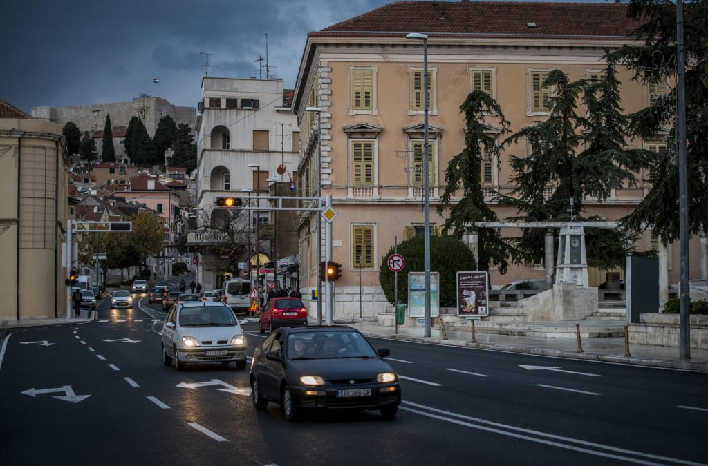 &lt;p&gt;U naredna dva dana, točnije sutra te osobito u četvrtak utjecaj ciklone će biti sve izraženiji pa uz pretežno oblačno vrijeme kiša, pljuskovi i neverini će biti česta pojava.&lt;/p&gt;