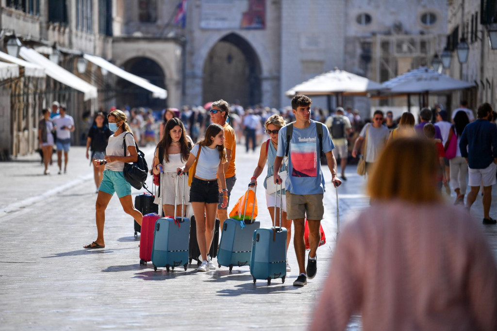 &lt;p&gt;U okolnostima overturizma sve više lokalnog stanovništva  izbačeno je s tržišta nekretnina. Unutar zidina taj je proces već odrađen i širi se u koncentričnim krugovima na druge dijelove grada.&lt;/p&gt;