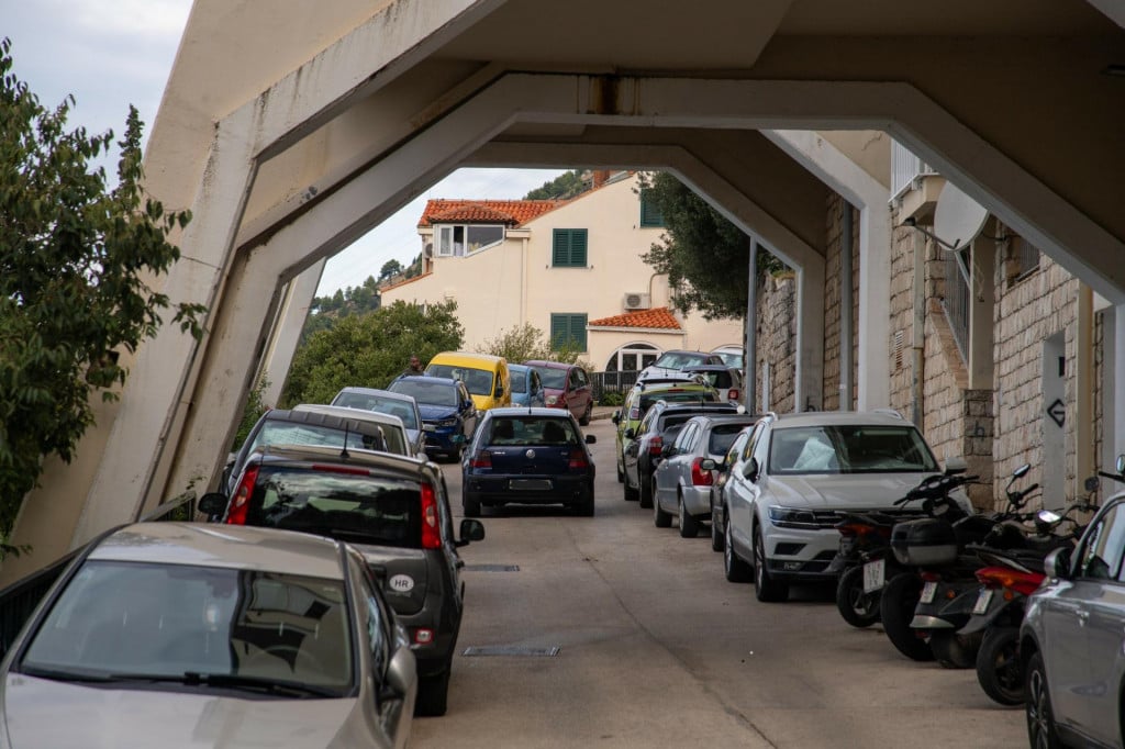 &lt;p&gt;Gorući problem naselja je parking&lt;/p&gt;