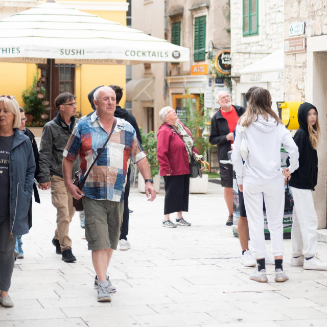 &lt;p&gt;Sibenik, 150924.&lt;br&gt;
Unatoc kisovitoj nedjelji, gradjani i turisti izasli su u setnju gradom.&lt;br&gt;