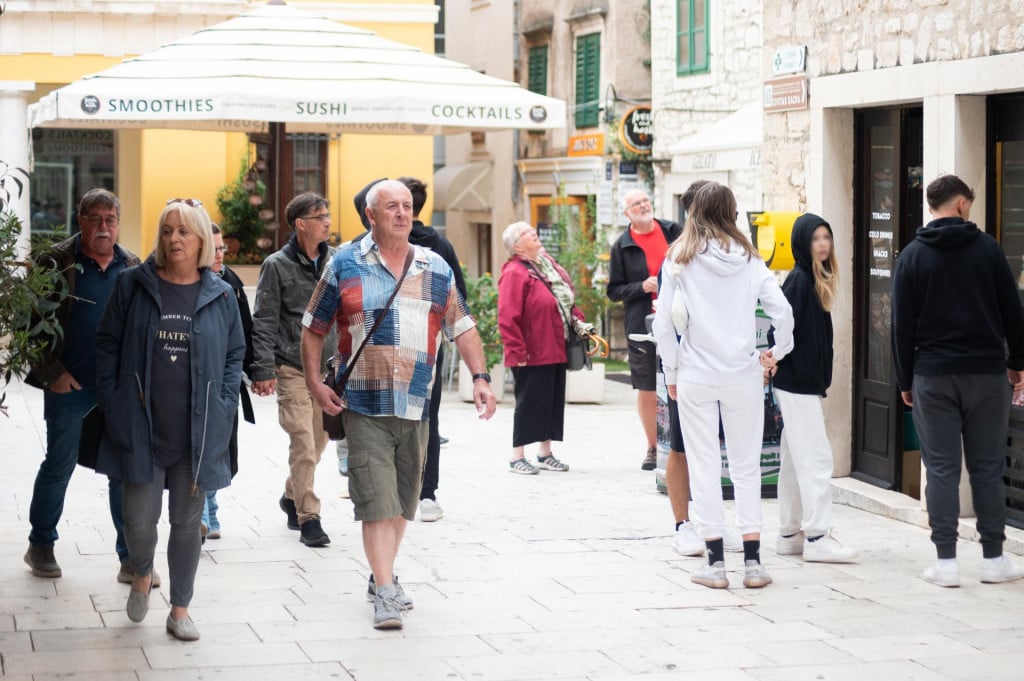 &lt;p&gt;Sibenik, 150924.&lt;br&gt;
Unatoc kisovitoj nedjelji, gradjani i turisti izasli su u setnju gradom.&lt;br&gt;